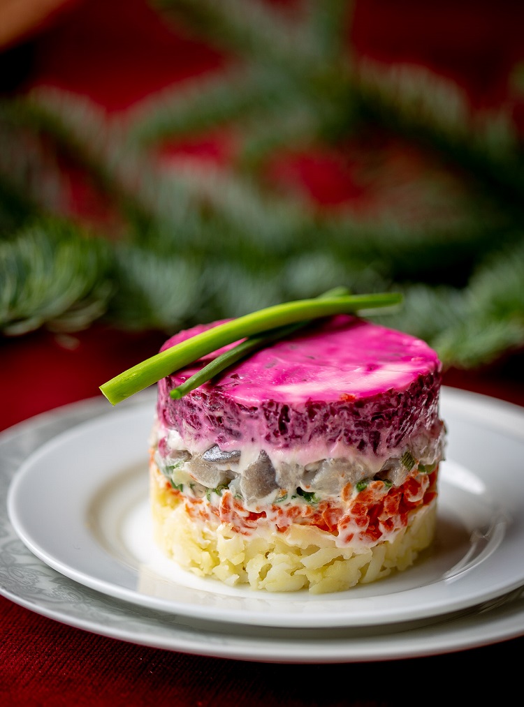 salade festive étage russe seledka pod chuboy hereng sous couverture recette entrée nouvel an russe