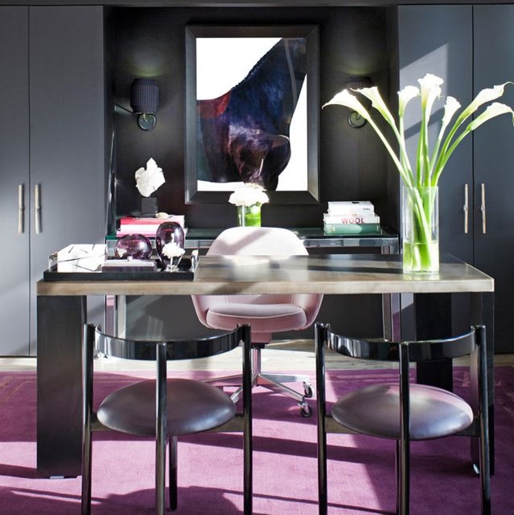 tapis violet dans une salle en noire et gris