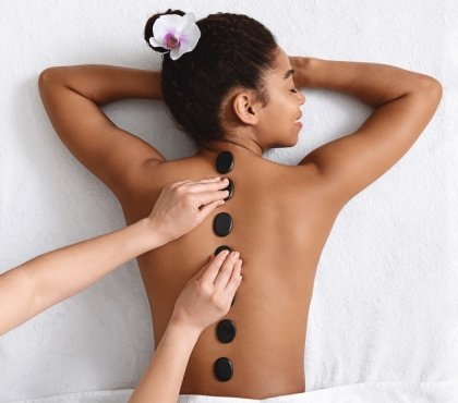 vertus santé du massage aux pierres chaudes bienfaits thérapeutiques contre-indications