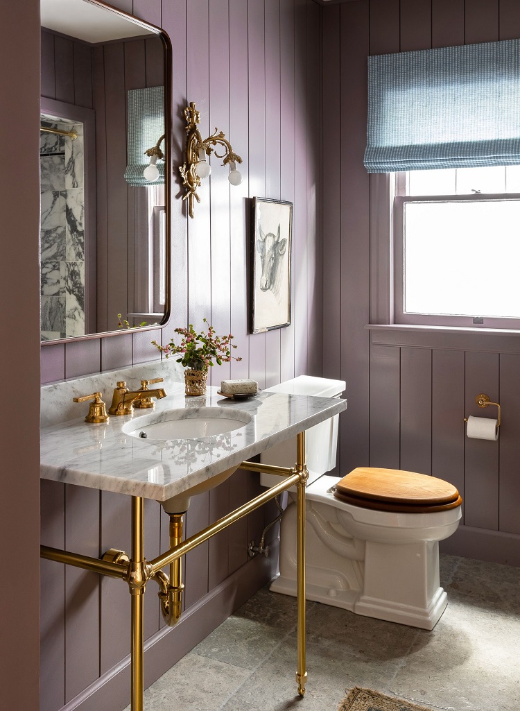 wc moderne toilette en couleur violet avec un grand miroir