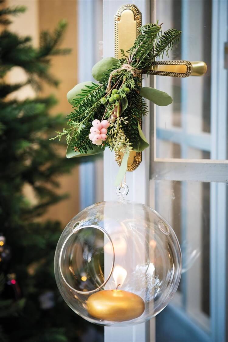 boule de noel transparente verre bougies petit bouquet branche de sapin idée décoration poignée porte Noel