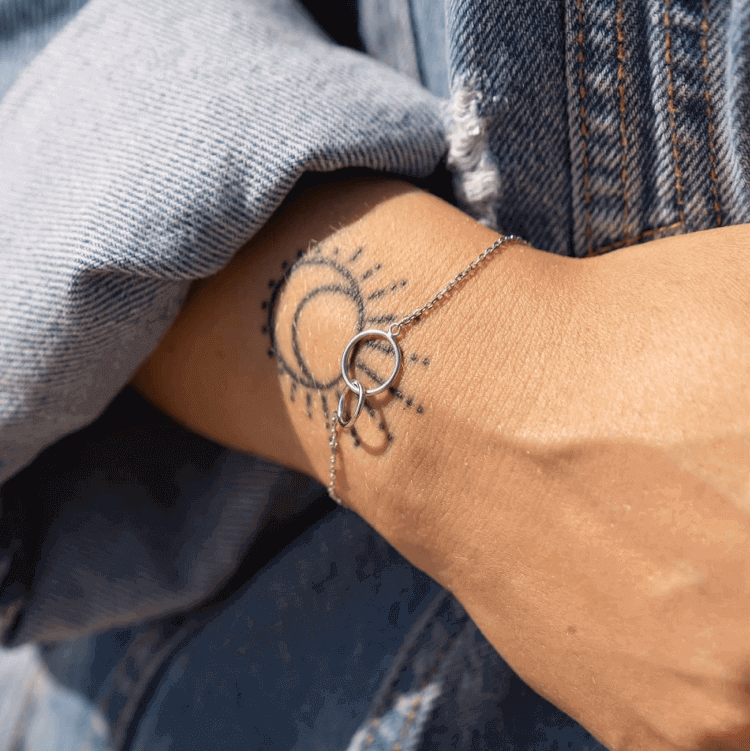 bracelet fin anneaux entralcés style minimaliste