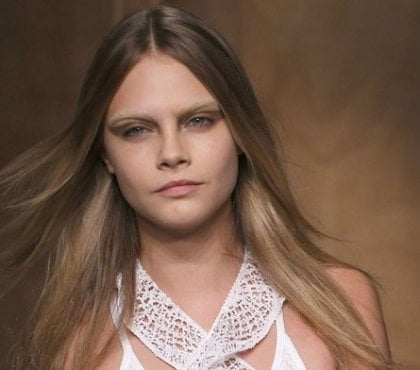 cara delavigne sourcils décolorés défilé mode