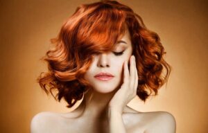 cheveux cuivrés ondulés dames peau claire