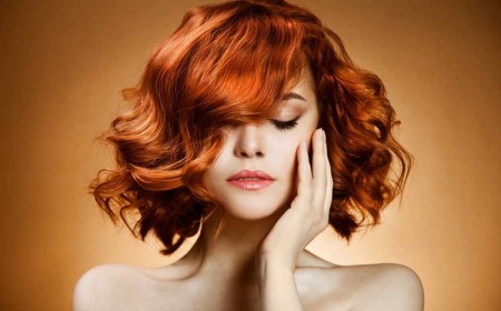 cheveux cuivrés ondulés dames peau claire