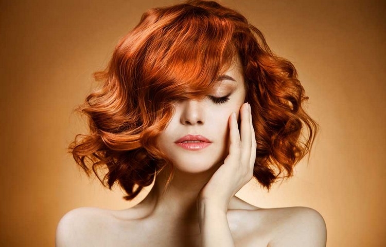 cheveux cuivrés ondulés dames peau claire