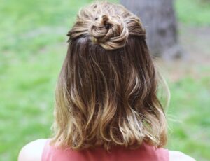 coiffure-facile-à-faire-tresse-demi-chignon-forme-fleur