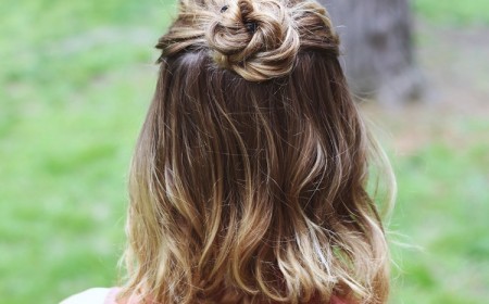 coiffure-facile-à-faire-tresse-demi-chignon-forme-fleur