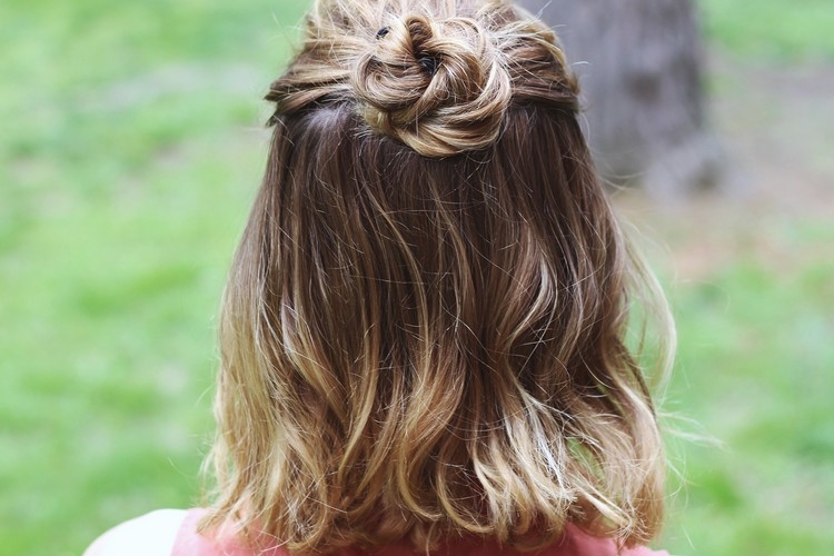 coiffure-facile-à-faire-tresse-demi-chignon-forme-fleur