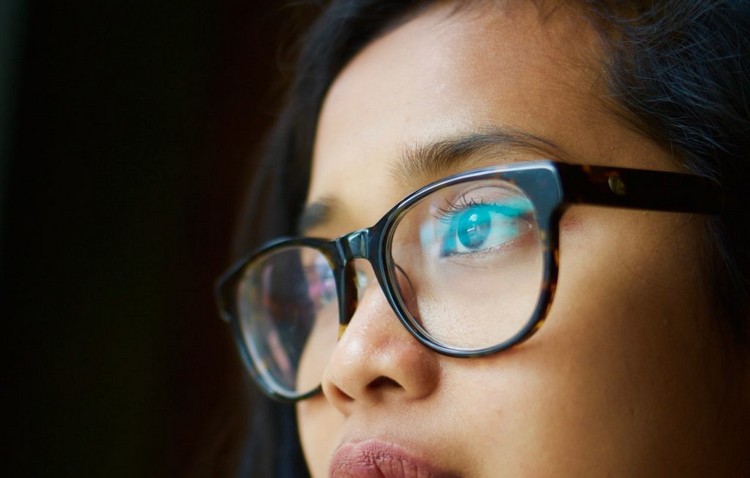 comment protéger yeux écrans utilisant lunettes anti lumière bleue