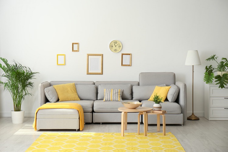 couleurs pantone illuminating ultimate gray 2021 déco intérieure salon gris et jaune
