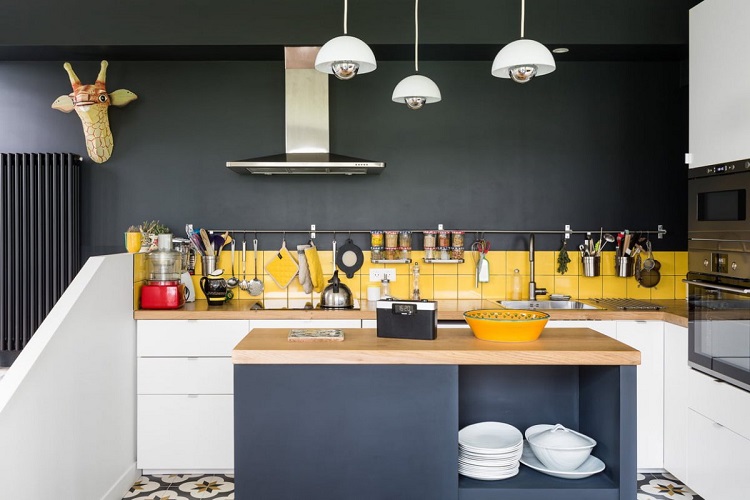 cuisine en gris et jaune acidulé idée déco inspirée couleur pantone 2021
