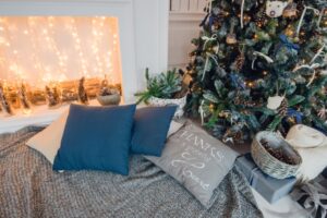 déco pied de sapin plaid coussins manteau fausse cheminée guirlandes lumineuses
