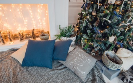déco pied de sapin plaid coussins manteau fausse cheminée guirlandes lumineuses
