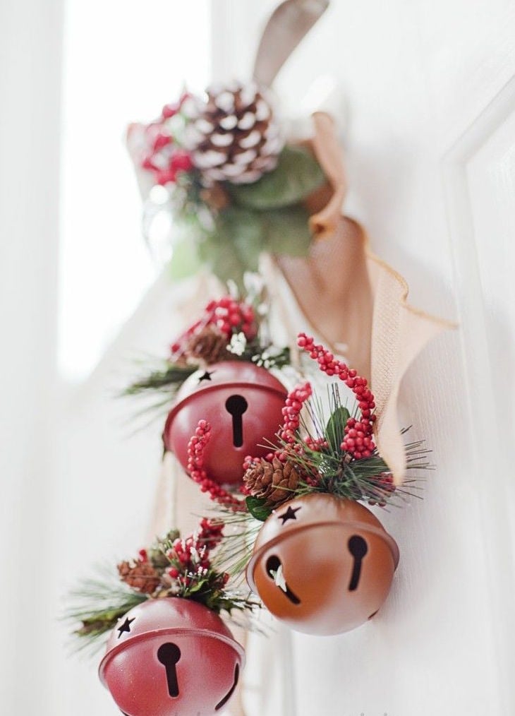 décoration poignée de porte grelots de Noel mini pommes de pin ruban