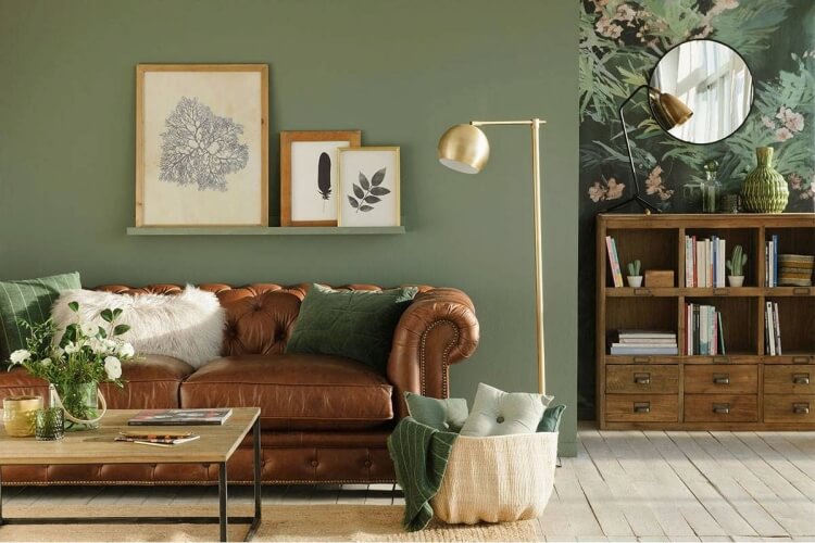déco mur dessus canapé en cuir brun peinture murale vert olive