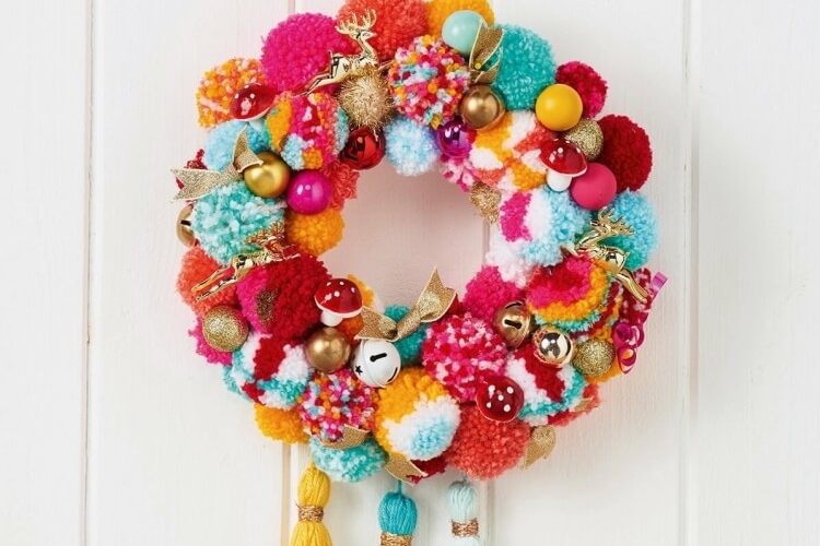 décoration noël avec pompons colorés couronne diy