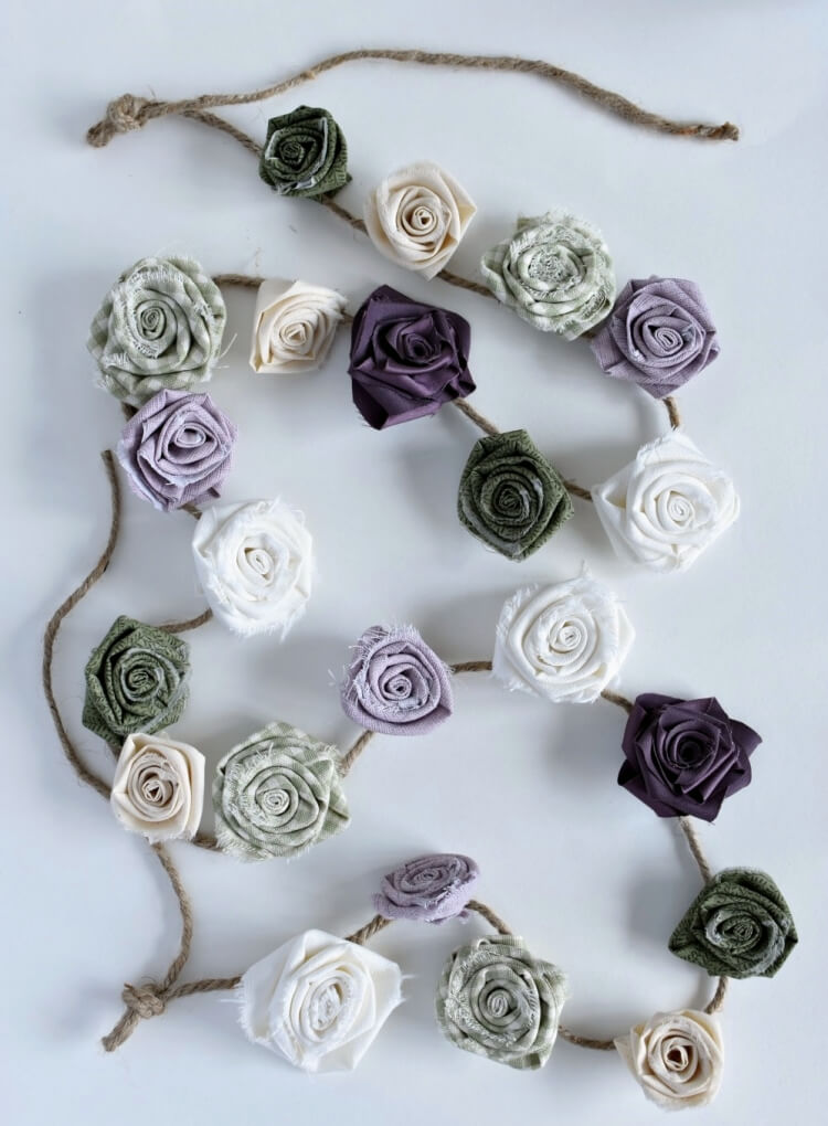 décorer sapin noël guirlande de fleurs en textile