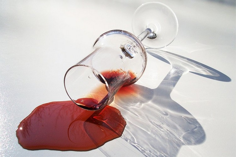 enlever une tache de vin avec produits ménagers courants