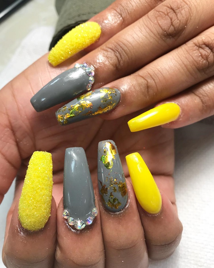 foil nail art en gris et jaune couleurs année 2021 pantone manucure tendance