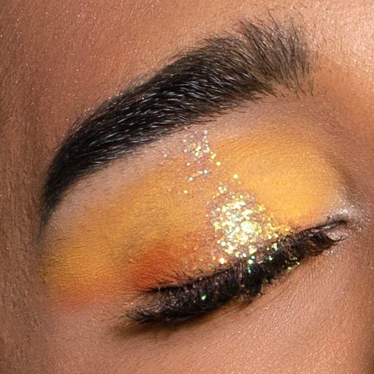 maquillage glossy en jaune et gris make up pantone tendance couleurs 2021