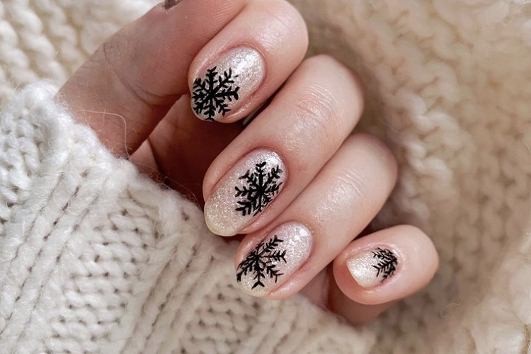 Nail Art Noël flocon de neige - idées de manicures à copier