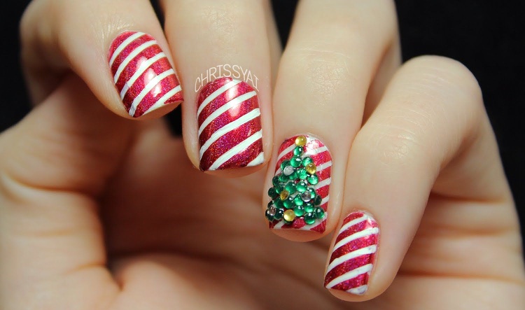 nail art rayures blanches rouges sapin strass