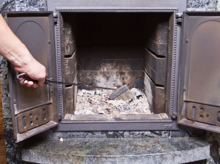 nettoyage cheminée balayer cendres pelle