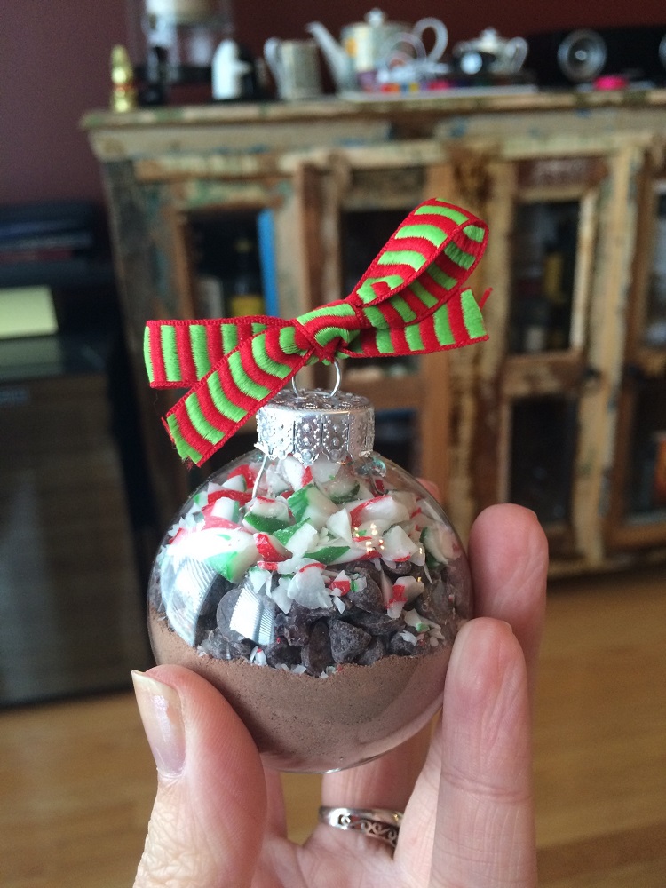 petite boule de Noël avec chocolat chaud
