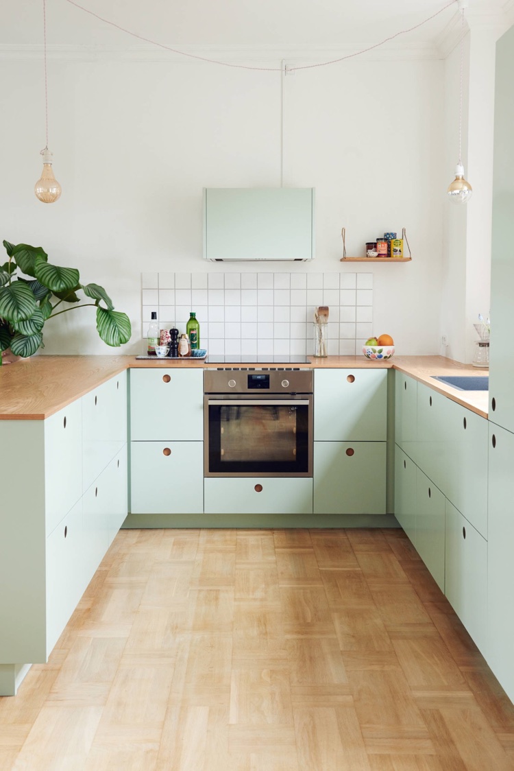 petite cuisine en U armoires basses vert menthe pastel plan de travail en bois style vintage