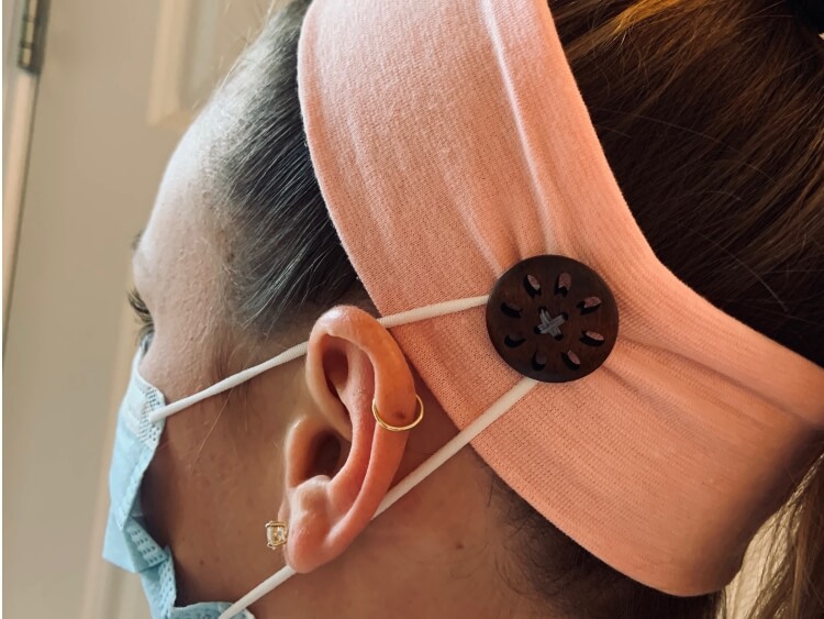 protège oreilles masque bouton accroché bandeau