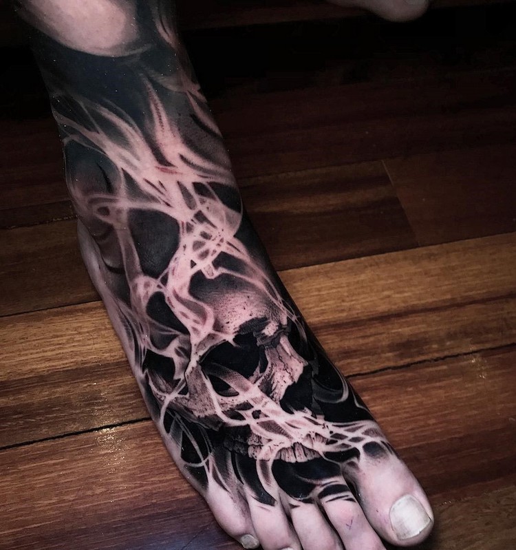 tattoo cheville dessus de pied homme skull fumée