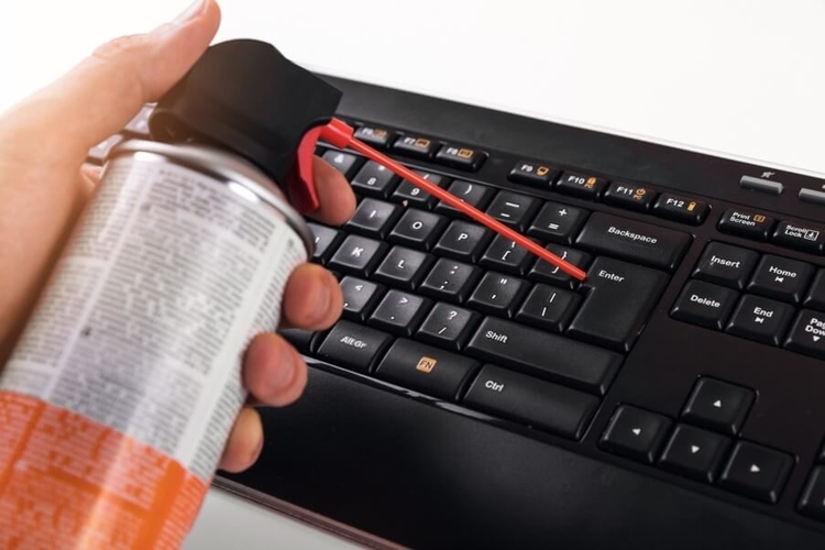 utiliser la canette d'air comprimé pour pulvériser le clavier