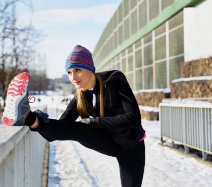 étirement avant entraînement extérieur hiver