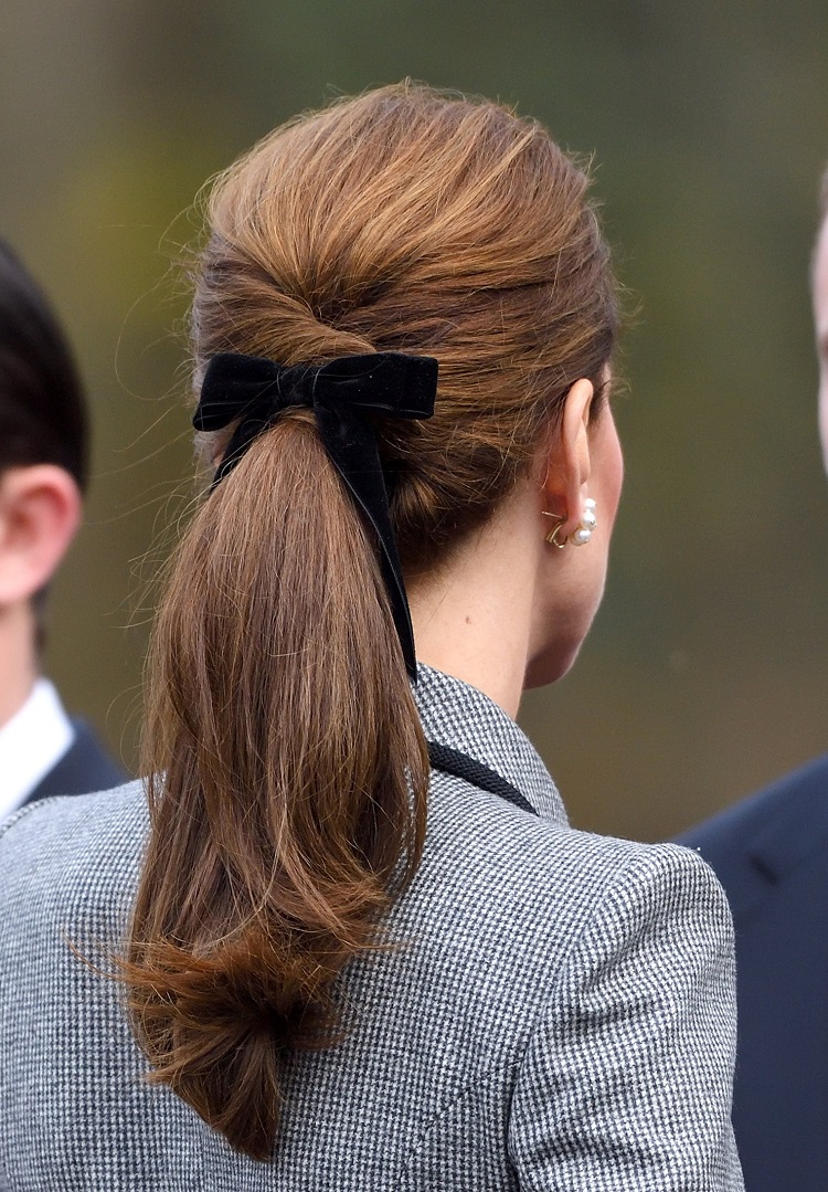 Kate Middleton Velvet Bow coiffure royale