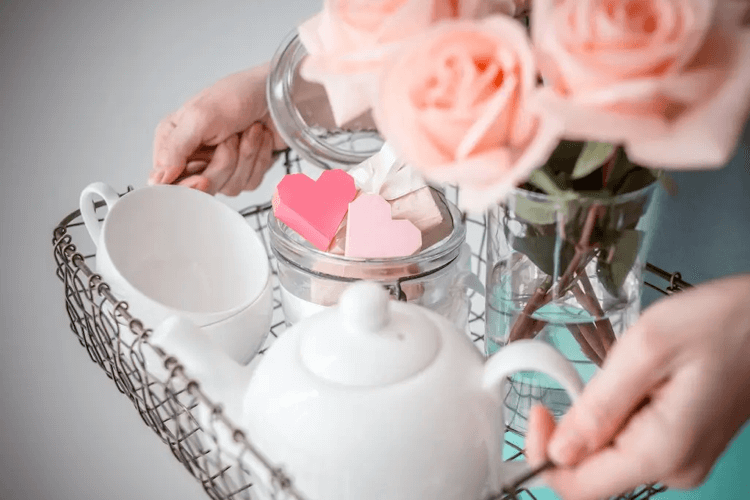 bricolage avec bocal en verre pour Saint Valentin surprise pot biscuits bouquet roses