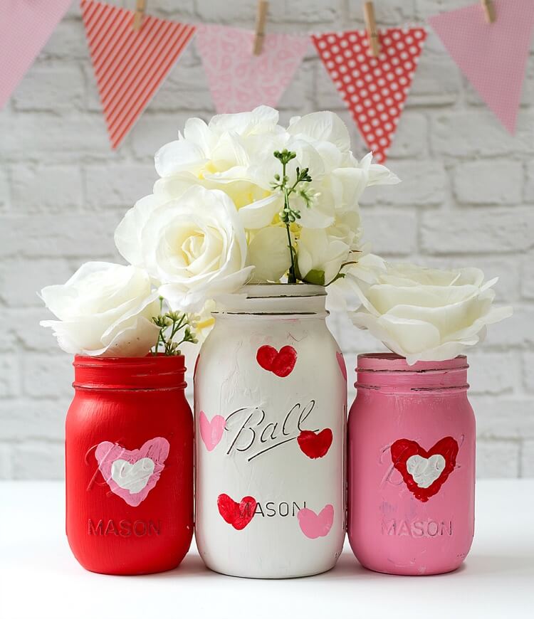 bricolage avec bocal verre Saint Valentin vases pots Mason empreintes digitales coeurs roses blanches