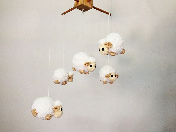 cadeau pour baby shower - mobile bébé moutons au crochet