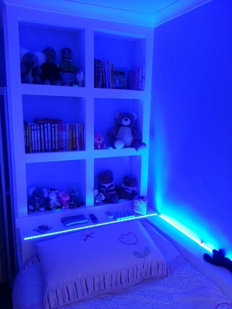 chambre coucher éclairée rubans LED RGB bleu