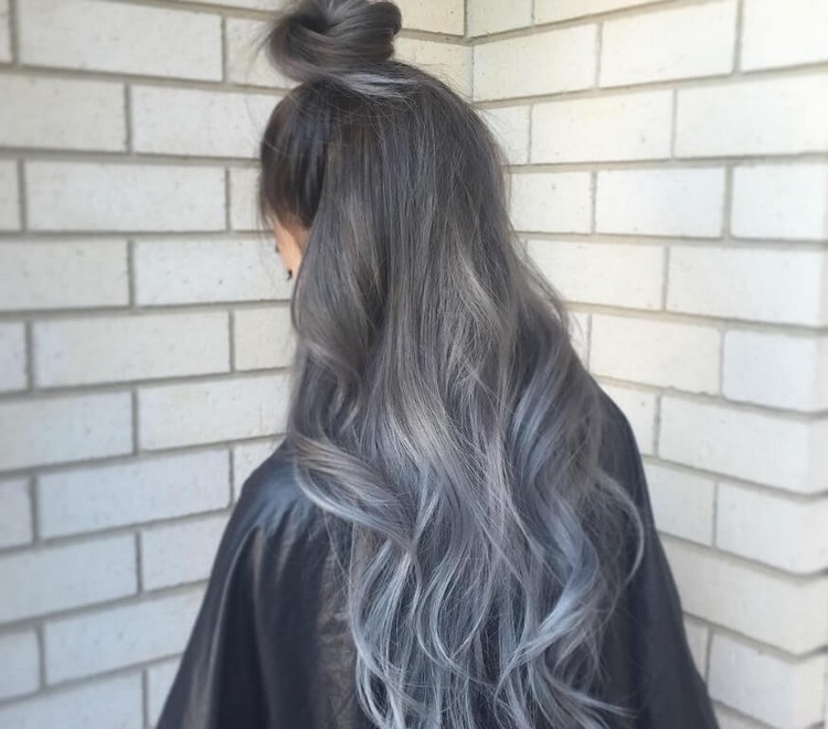 cheveux bleu gris très longs coloration balayage superbe