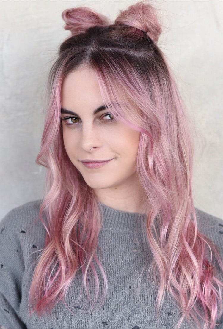 cheveux longs rose pastel ombré avec double space buns