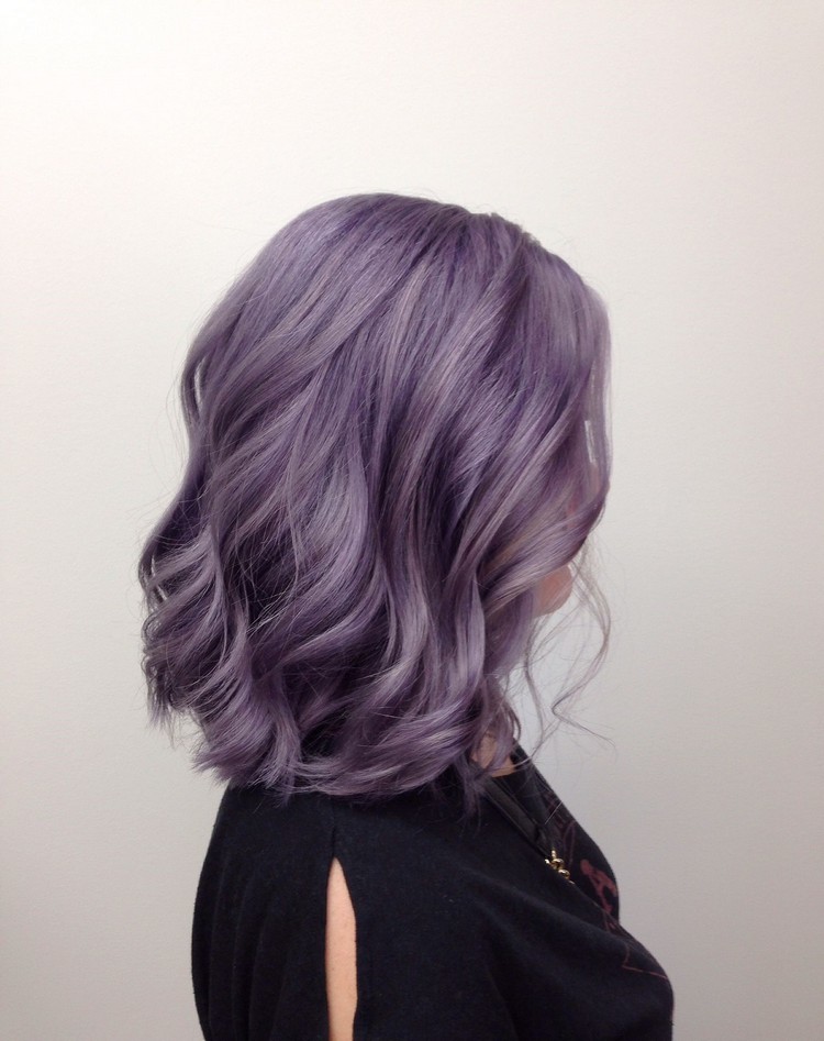 coloration smoky cheveux lilas gris boucles élégantes