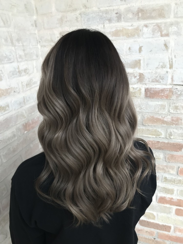 coloration tendance 2021 - cheveux marron gris délicats