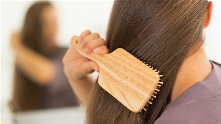 conseil soin cheveux sains brossage avant shampoing