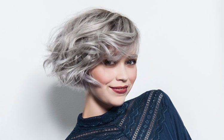 coupe courte femme 2021 cheveux gris bouclés