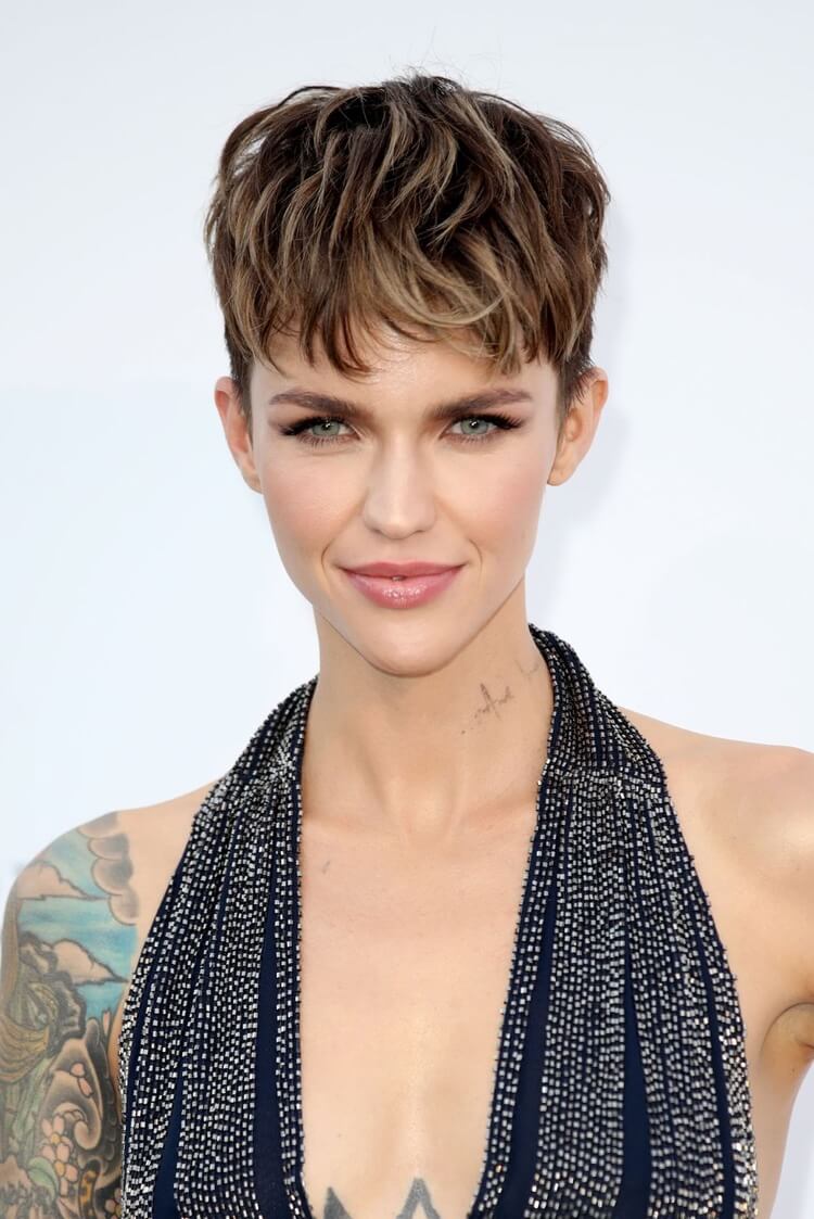 coupe garconne effilée ruby rose