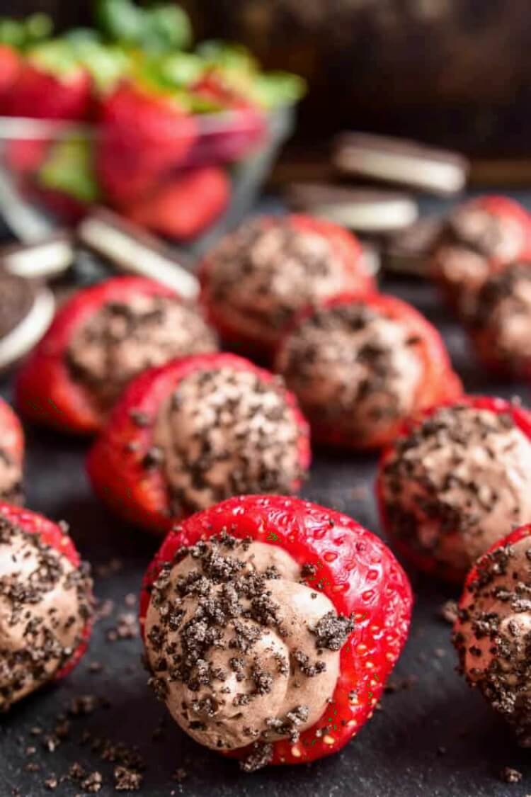 dessert pour saint-valentin fraises farcies mousse chocolat