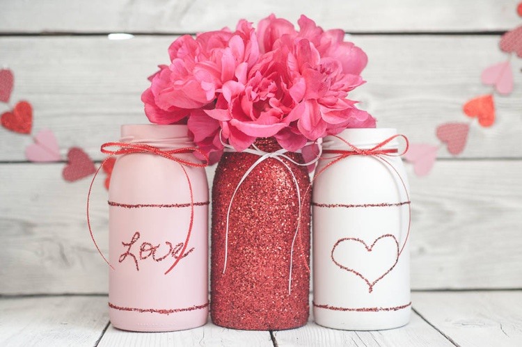 déco pots Mason Saint Valentin peinture rose paillettes rouges fleurs papier de soie