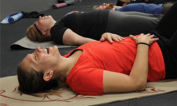 exercices de relaxation par le rire yoga rigolo