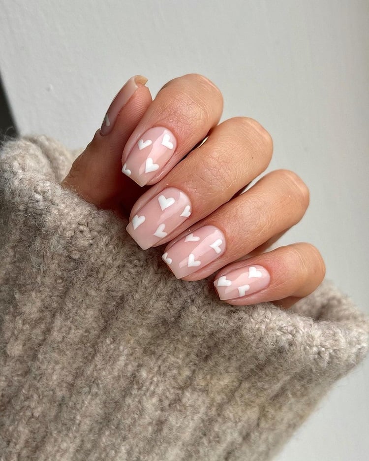 gelsbybry nail art design minimaliste avec de petits coeurs blancs
